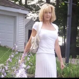 Vintage Odd & Evens long pleated skirt, white.  Size 9 juniors